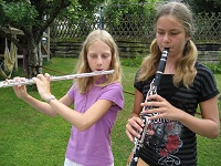 enfants autour feu
