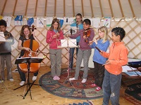 enfants jouant de la musique